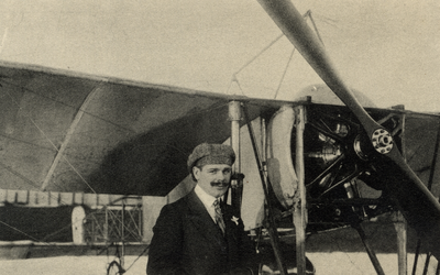 129447 Portret van Jan Olieslagers naast zijn Blériot XI vliegtuig waarmee hij o.a. in Utrecht een vliegdemonstratie hield.